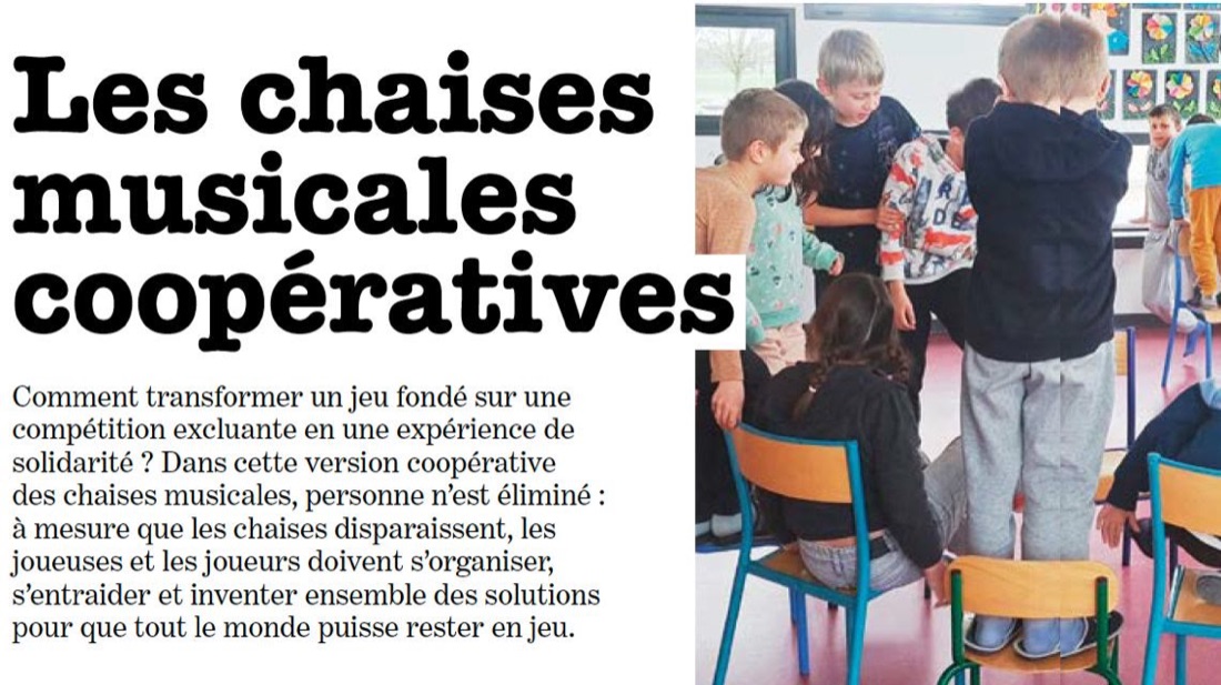 Des enfants s'entassent sur les dernières chaises pendant une partie de chaises musicales coopératives