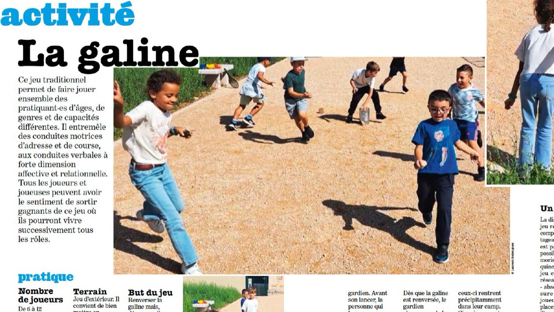 Des enfants courent sur un terrain en terre pendant une partie de galine